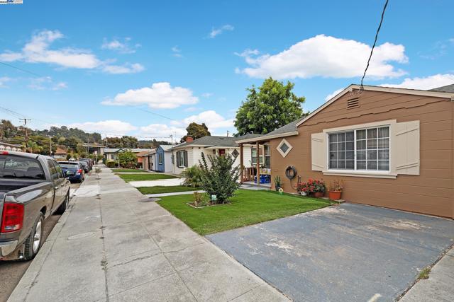 10339 Foothill Blvd, Oakland CA: https://media.crmls.org/mediaz/7be90c1d-698d-4f95-8b4e-e741f7f60a5b.jpg