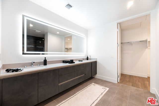 728 N Sweetzer Avenue, West Hollywood CA: https://media.crmls.org/mediaz/7be9a47a-7dce-4aae-8a05-8fdb93ed2a88.jpg