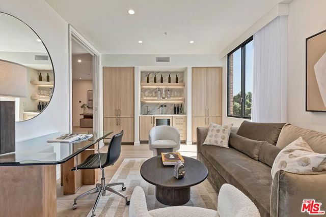 300 N Swall Drive, Beverly Hills CA: https://media.crmls.org/mediaz/7beaa378-5f5d-4b3c-8106-a42b98e679fa.jpg