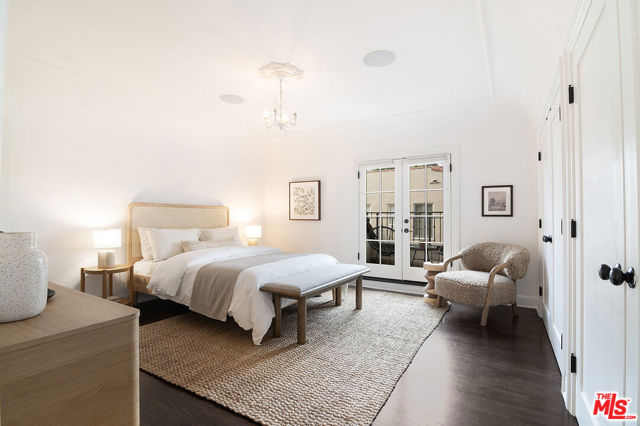 338 S Highland Avenue, Los Angeles CA: https://media.crmls.org/mediaz/7bec14a3-3fd0-448d-a939-d2ccb474177f.jpg