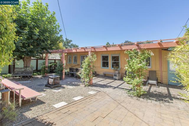 17190 Cedar Ave, Sonoma CA: https://media.crmls.org/mediaz/7bec56e3-96fd-4c98-8f69-576c7941fd24.jpg