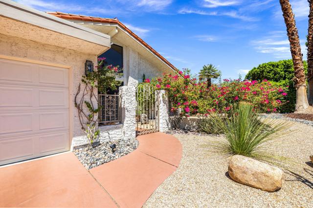 4 Lincoln Place, Rancho Mirage CA: https://media.crmls.org/mediaz/7bed8571-0eeb-4c6c-a304-6e24505d9c6c.jpg