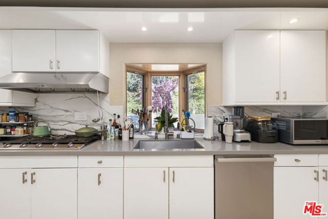 1708 Clear View Drive, Beverly Hills CA: https://media.crmls.org/mediaz/7beeb7ed-d892-49cc-9454-d7b25a742d68.jpg