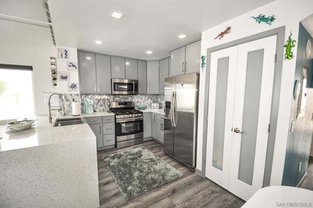 706 Ocean LN, Imperial Beach CA: https://media.crmls.org/mediaz/7bf06dd5-8187-4c93-8c4e-64b9040bdabd.jpg