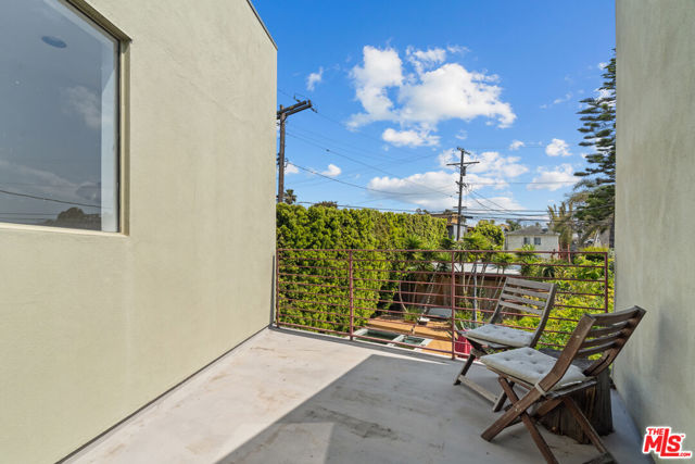 550 Indiana Avenue, Venice CA: https://media.crmls.org/mediaz/7bf07d63-e89e-4856-8c76-6e43077bcbf4.jpg