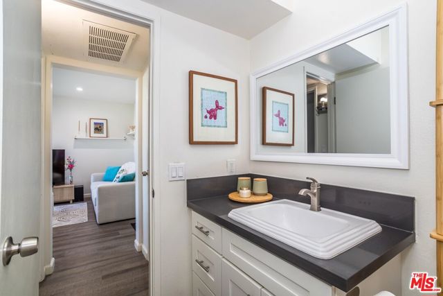 5414 Newcastle Avenue, Encino CA: https://media.crmls.org/mediaz/7bf0c0ac-8ac2-48f1-86ce-528662a375a8.jpg