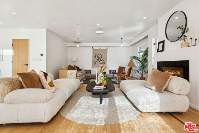 1491 Oak Grove Drive, Los Angeles CA: https://media.crmls.org/mediaz/7bf1eb26-2931-4538-9df1-2df1211b1385.jpg