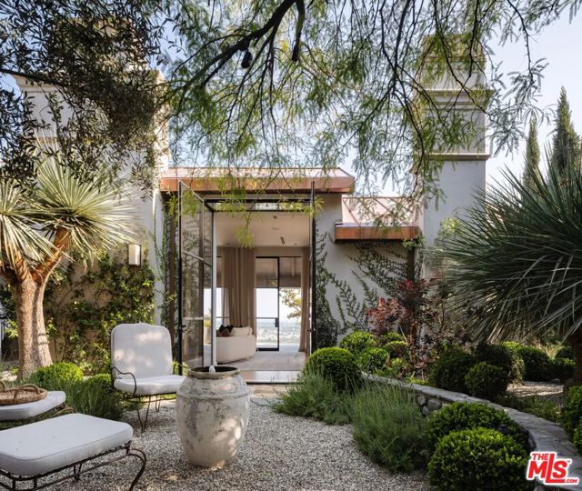9360 Readcrest Drive, Beverly Hills CA: https://media.crmls.org/mediaz/7bf212f8-3c92-4587-aac3-f24c5f14618d.jpg