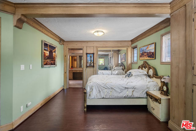 1610 N Beverly Drive, Beverly Hills CA: https://media.crmls.org/mediaz/7bf21d04-7bb7-423f-8be4-c55dac45c0ec.jpg