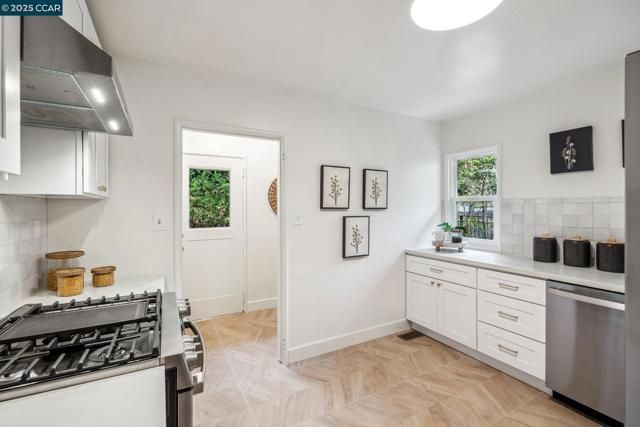 5810 Estates Dr, Oakland CA: https://media.crmls.org/mediaz/7bf21f4a-5665-4d15-8065-5a6eeff6d4cd.jpg