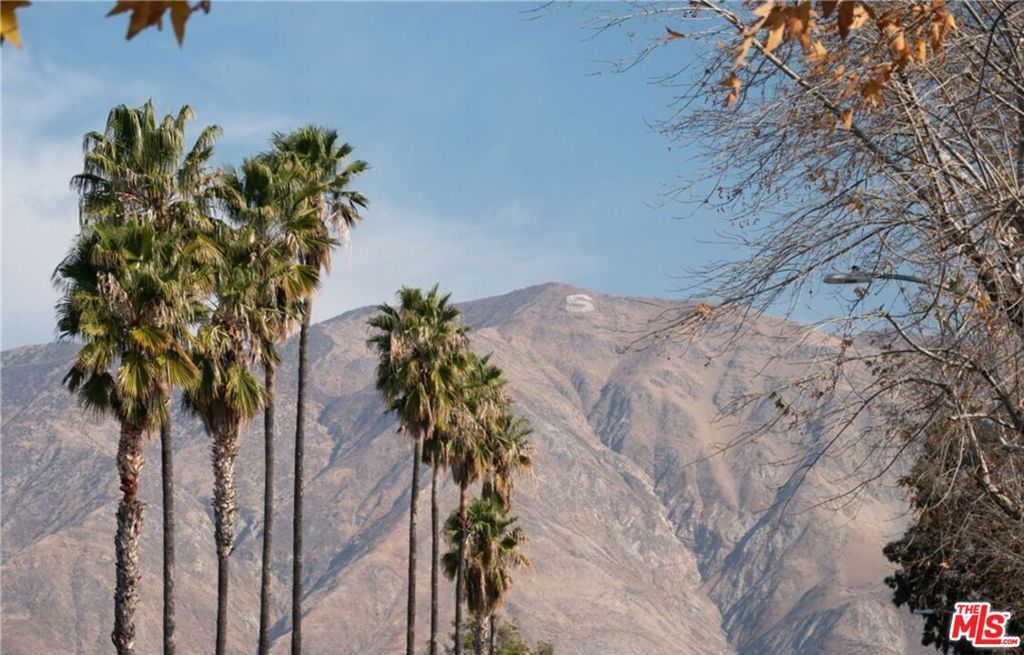 https://media.crmls.org/mediaz/7bf2554d-5754-4761-84e1-3bcef3f4bc89.jpg?preset=X-Large