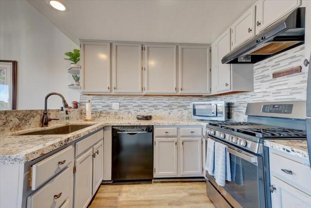 Detail Gallery Image 18 of 29 For 6669 Corte Maria, Carlsbad,  CA 92009 - 2 Beds | 2 Baths