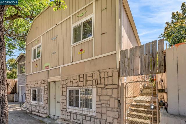2150 35Th Ave, Oakland CA: https://media.crmls.org/mediaz/7bf46e28-03d9-411e-b6c2-41bf7aab87d2.jpg