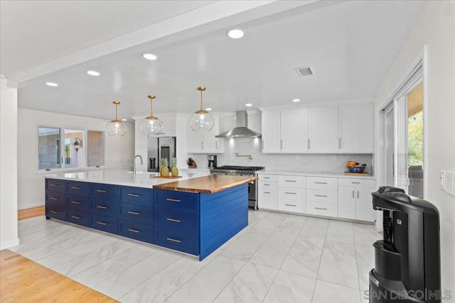 20403 Rancho Villa Rd, Ramona CA: https://media.crmls.org/mediaz/7bf52c7a-21de-4cb7-83ea-9b6d6b634806.jpg