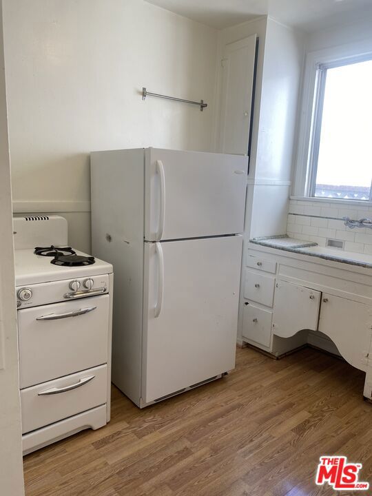 11319 1/4 Iowa Avenue, Los Angeles CA: https://media.crmls.org/mediaz/7bf606ae-f0b4-4b5e-abeb-85b9c5303432.jpg