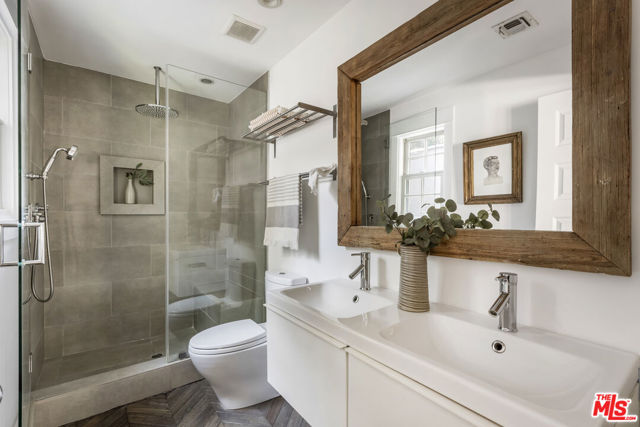3831 Fernwood Avenue, Los Angeles CA: https://media.crmls.org/mediaz/7bf6cb83-4aca-4b0f-8193-fbcff48a642b.jpg