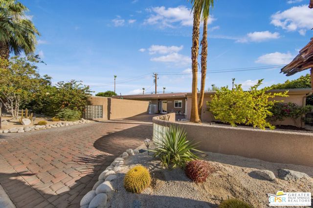 73940 Mountain View Avenue, Palm Desert CA: https://media.crmls.org/mediaz/7bf766e6-e3b1-472e-8cea-d3706d67859c.jpg