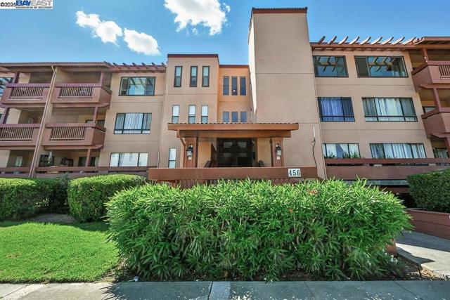456 Mariners Island Blvd, San Mateo CA: https://media.crmls.org/mediaz/7bf787cd-4ea2-4ead-bd0f-d9a79858ba21.jpg