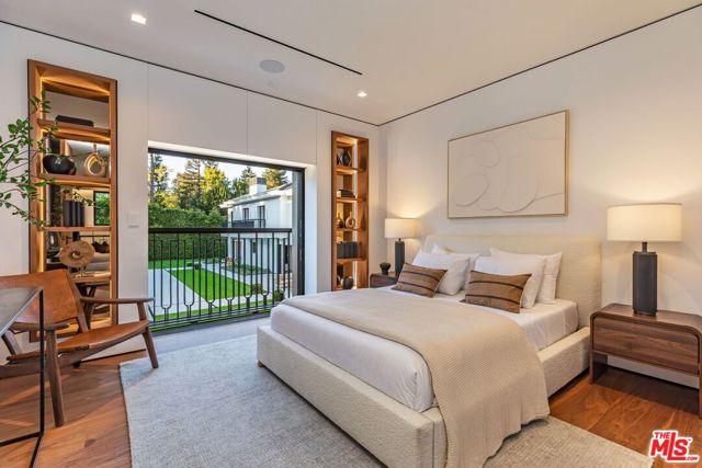 927 N Whittier Drive, Beverly Hills CA: https://media.crmls.org/mediaz/7bf80f4a-9d5d-42ea-ae19-0d39c97fc199.jpg