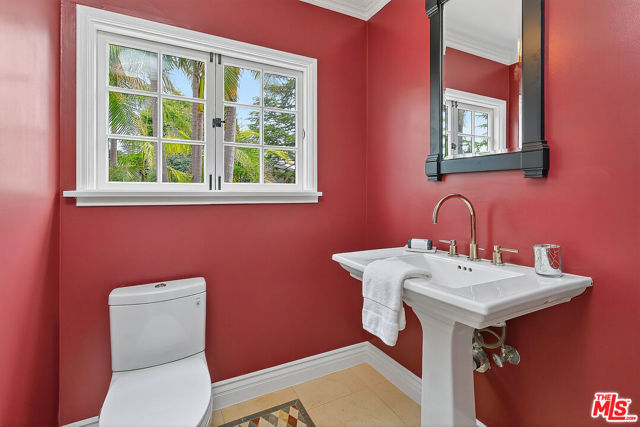 322 25th Street, Santa Monica CA: https://media.crmls.org/mediaz/7bf91aa3-32eb-4470-9986-b2a37b1f94c5.jpg