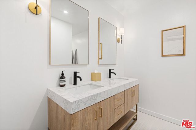 927 North KINGS Road, 204 photo 8