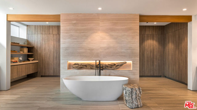 24572 Malibu Road, Malibu CA: https://media.crmls.org/mediaz/7bf9c1a7-2fb0-444a-9869-543116680214.jpg