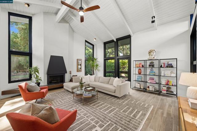 4161 Coralee Ln, Lafayette CA: https://media.crmls.org/mediaz/7bf9d0d7-b0d7-46c7-9a85-3871a5f9fa18.jpg