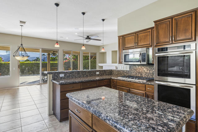 86 N Kavenish Drive, Rancho Mirage CA: https://media.crmls.org/mediaz/7bfa8f5e-e06d-4f2f-afab-a99c5c73ee5b.jpg