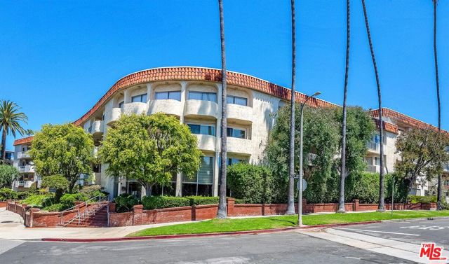 11965 Gorham Avenue, Los Angeles CA: https://media.crmls.org/mediaz/7bfc480e-e754-45b1-9534-c9fd2213afe1.jpg