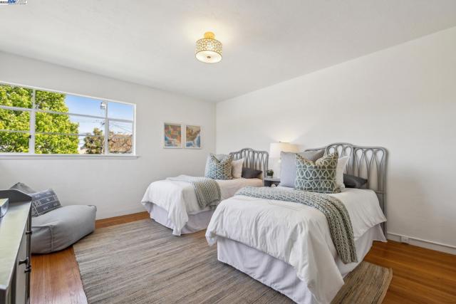 1630 Dayton Ave, Alameda CA: https://media.crmls.org/mediaz/7bfcc8b0-1690-4ddb-afbc-f711772fdb8b.jpg