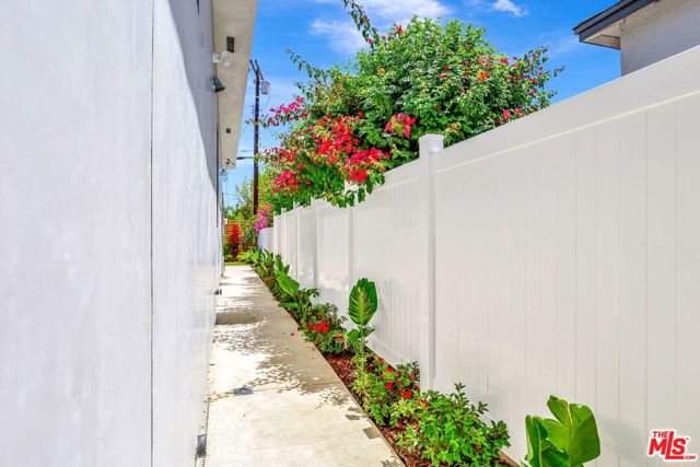 5730 Lasaine Avenue, Encino CA: https://media.crmls.org/mediaz/7bfcd9fc-faec-42f7-b4d3-ae8d2c3972f5.jpg