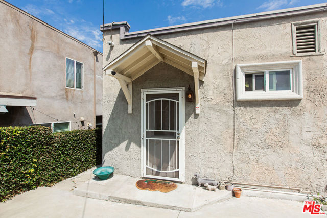 4504 Maplewood Avenue, Los Angeles CA: https://media.crmls.org/mediaz/7bfd13d0-dd6d-4096-ba75-fc2baa734303.jpg