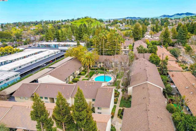 2562 Walnut Blvd, Walnut Creek CA: https://media.crmls.org/mediaz/7bfd2309-29a1-4df5-9e1c-bb55155a240d.jpg