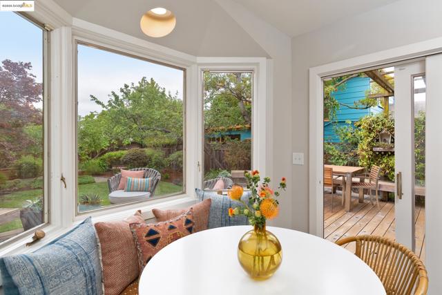 3860 Greenwood Ave, Oakland CA: https://media.crmls.org/mediaz/7bfd2930-6342-414f-a1df-63be38155826.jpg