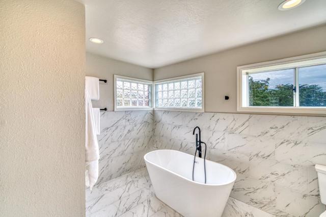 770 Alta Vista Road, Montara CA: https://media.crmls.org/mediaz/7bfe0c62-26b6-4c5a-a66d-27e5bccff6da.jpg