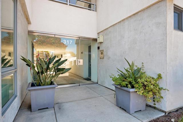 317 Pine Ave, Carlsbad CA: https://media.crmls.org/mediaz/7bfe4425-ff96-41f3-8fd7-76e780726ac4.jpg