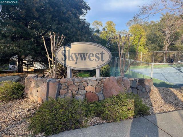 1800 Cannon Dr, Walnut Creek CA: https://media.crmls.org/mediaz/7bff9536-38bb-4547-b0ca-0d4953f658b8.jpg