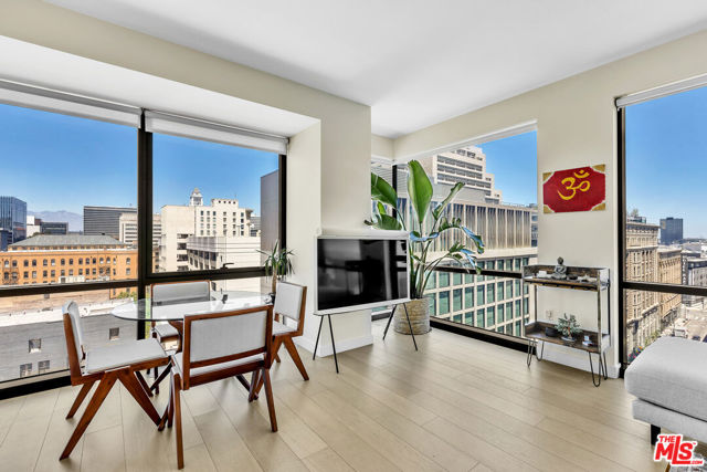 400 S Broadway, Los Angeles CA: https://media.crmls.org/mediaz/7bffd696-e59b-4414-99a2-50658d681461.jpg