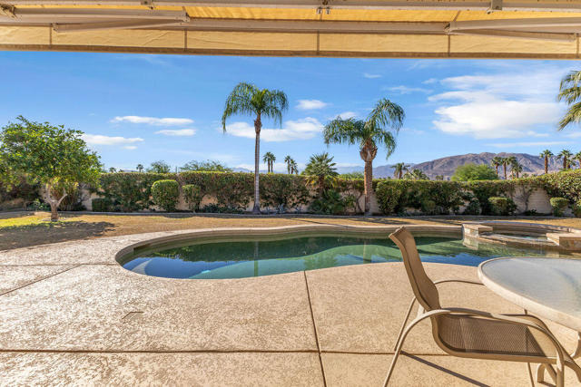 29 Calle La Reina, Rancho Mirage CA: https://media.crmls.org/mediaz/7c000837-804c-4353-9dcb-12da8b03aa5c.jpg