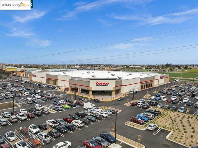 562 Douglas Drive, Brentwood CA: https://media.crmls.org/mediaz/7c009161-a125-4984-9da1-9a4e7ac2abc0.jpg