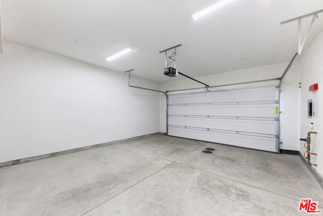 21316 Poema Place, Chatsworth CA: https://media.crmls.org/mediaz/7c00d157-3db2-45af-85dc-c69142671846.jpg