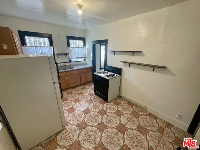 737 N HARVARD Boulevard, Los Angeles CA: https://media.crmls.org/mediaz/7c01142e-7514-4b22-ba6e-f05c4ece8a5d.jpg