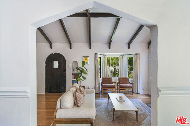 8260 Oakwood Avenue, Los Angeles CA: https://media.crmls.org/mediaz/7c013d31-f3c5-427b-8e06-71595d4ea5b6.jpg