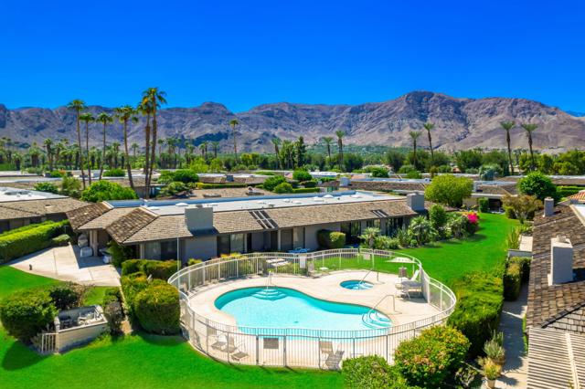 6 Oxford Court, Rancho Mirage CA: https://media.crmls.org/mediaz/7c01627f-08d1-460d-9c52-cc51fcfe45cd.jpg