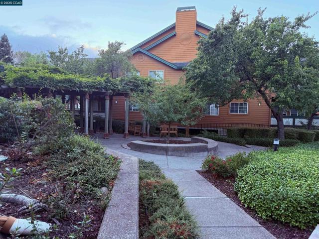 216 Stone Pine Ln, San Ramon CA: https://media.crmls.org/mediaz/7c01aa4c-8340-402e-bd3f-726f6097106a.jpg
