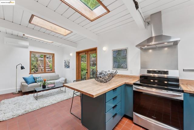 1415 Devonshire Dr, El Cerrito CA: https://media.crmls.org/mediaz/7c036515-3f2b-4b1b-924c-12eeaaaeadbb.jpg