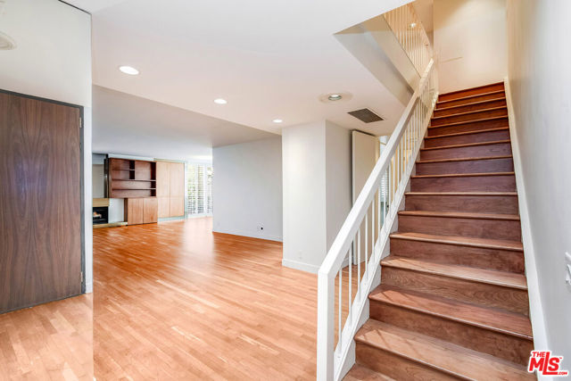 211 S Spalding Drive, Beverly Hills CA: https://media.crmls.org/mediaz/7c03ee55-f120-46ac-9912-af3a68e7a8ba.jpg