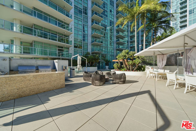 13700 Marina Pointe Drive, Marina del Rey CA: https://media.crmls.org/mediaz/7c04b58f-055b-4f83-9e78-dfc78eb0c890.jpg