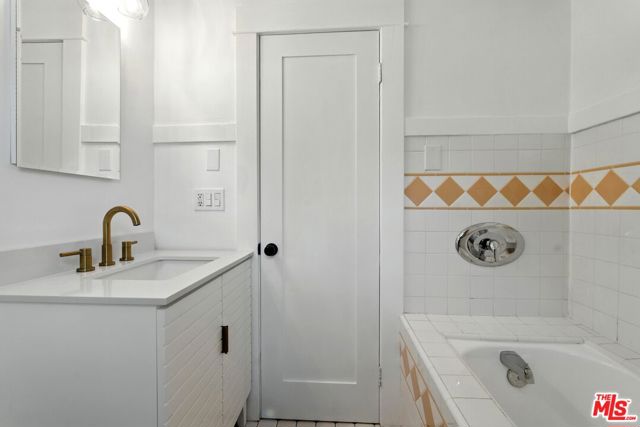 3712 E 10th Street, Long Beach CA: https://media.crmls.org/mediaz/7c054d69-f589-413d-9eeb-b00a687919a8.jpg