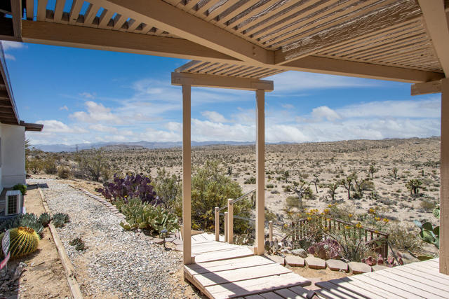 57349 Mesa Drive, Yucca Valley CA: https://media.crmls.org/mediaz/7c077fe4-83b7-40cd-81a5-984367d21577.jpg